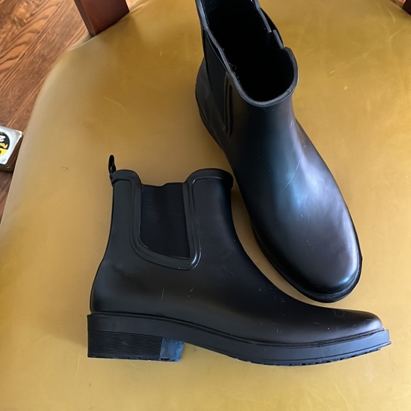 J crew rain boots. Size 8 - Picture 2 of 4